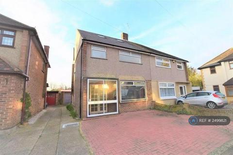 1 bedroom in a house share to rent, Freshwell Avenue, London, RM6