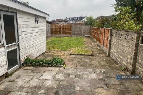 1 bedroom in a house share to rent, Freshwell Avenue, London, RM6