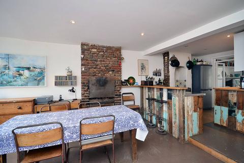 2 bedroom terraced house to rent, Shacklewell Lane, Dalston, London, E8