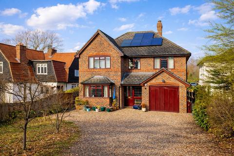 4 bedroom detached house for sale, Sycamore Road, FARNBOROUGH GU14