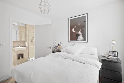2 bedroom flat for sale, Maypole Court, Bow, E3