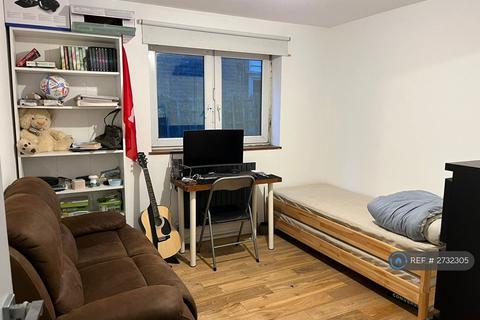 2 bedroom flat to rent, Hillery Close, London, SE17