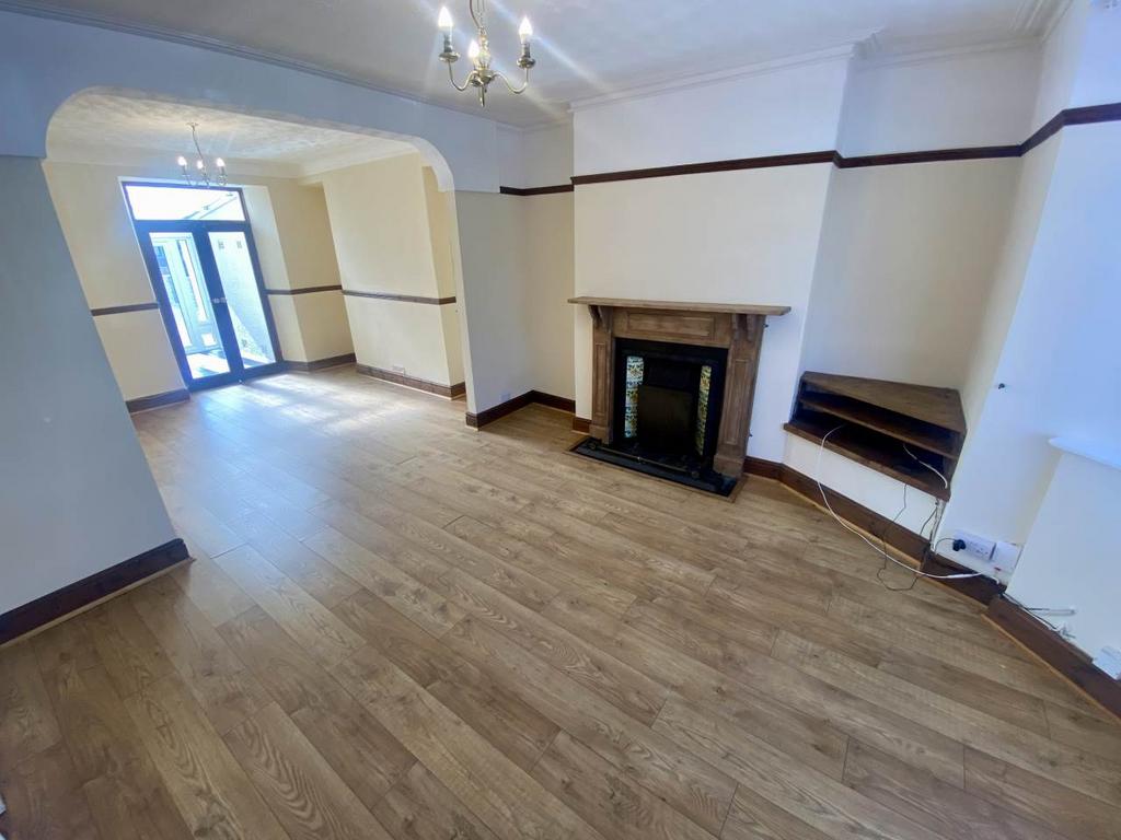 Living room/dining a