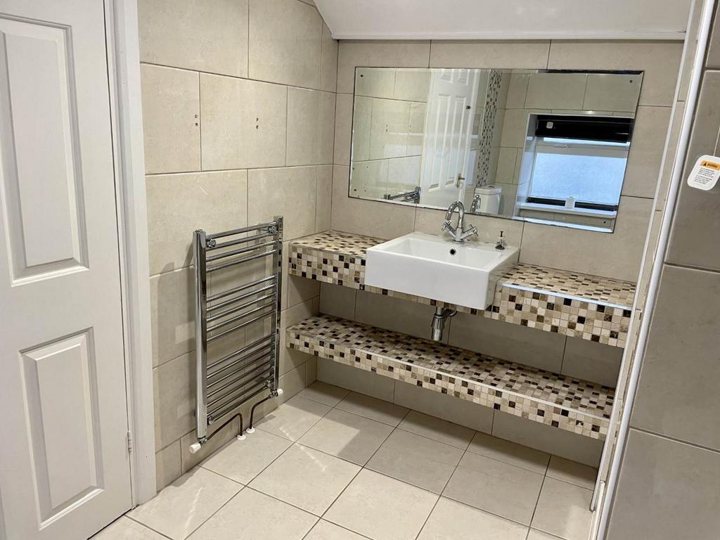 77 dill bathroom 2