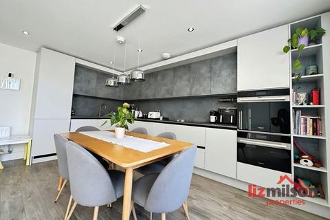 4 bedroom detached house for sale, Sunstone Drive , Swadlincote  DE11