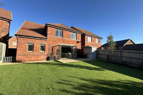 4 bedroom detached house for sale, Sunstone Drive, Swadlincote DE11