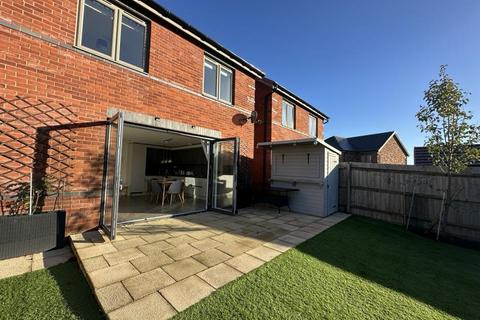4 bedroom detached house for sale, Sunstone Drive, Swadlincote DE11