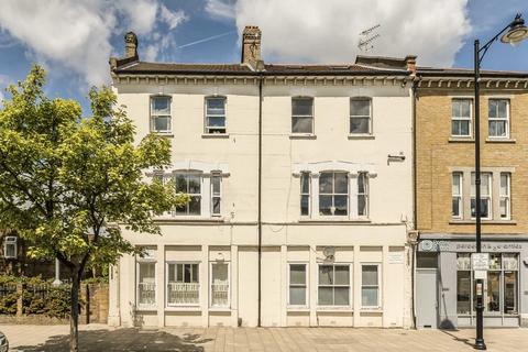 3 bedroom flat to rent, St. John's Hill, London SW11