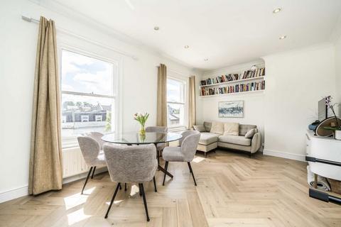 3 bedroom flat to rent, St. John's Hill, London SW11