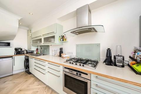 3 bedroom flat to rent, St. John's Hill, London SW11
