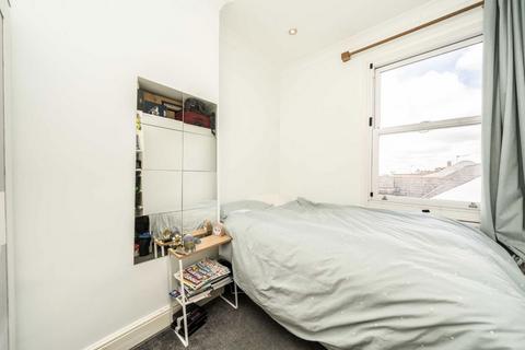 3 bedroom flat to rent, St. John's Hill, London SW11