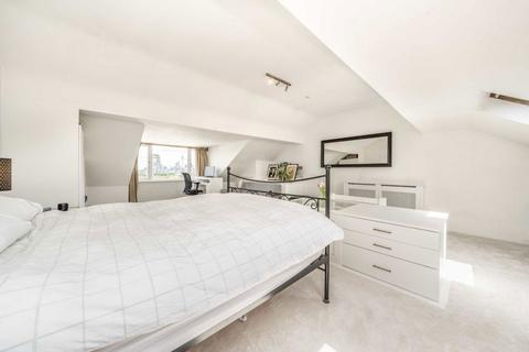3 bedroom flat to rent, St. John's Hill, London SW11