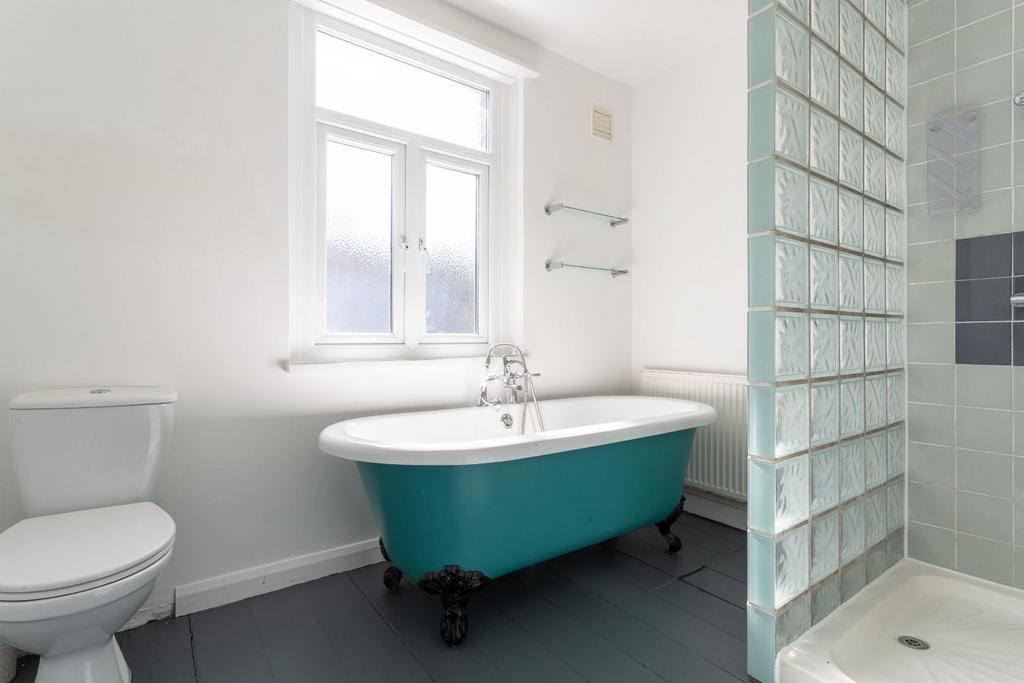Bathroom (2).jpg