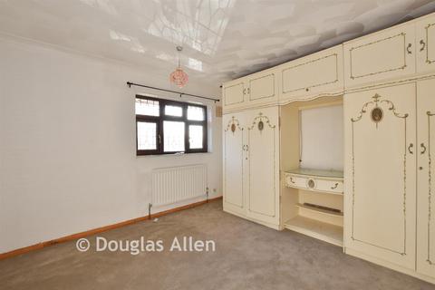 3 bedroom terraced house for sale, Thatches Grove, Romford RM6
