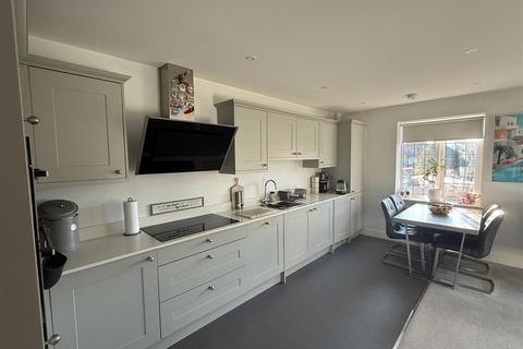 2 bedroom apartment to rent, Woodlands Avenue, Littlehampton BN16
