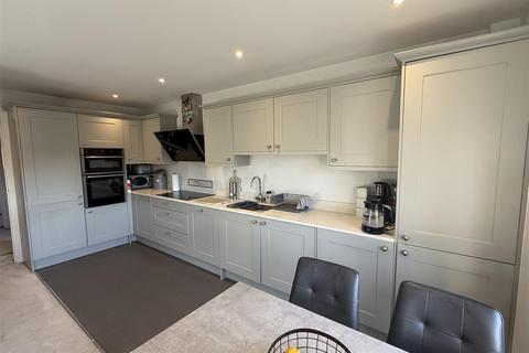 2 bedroom apartment to rent, Woodlands Avenue, Littlehampton BN16