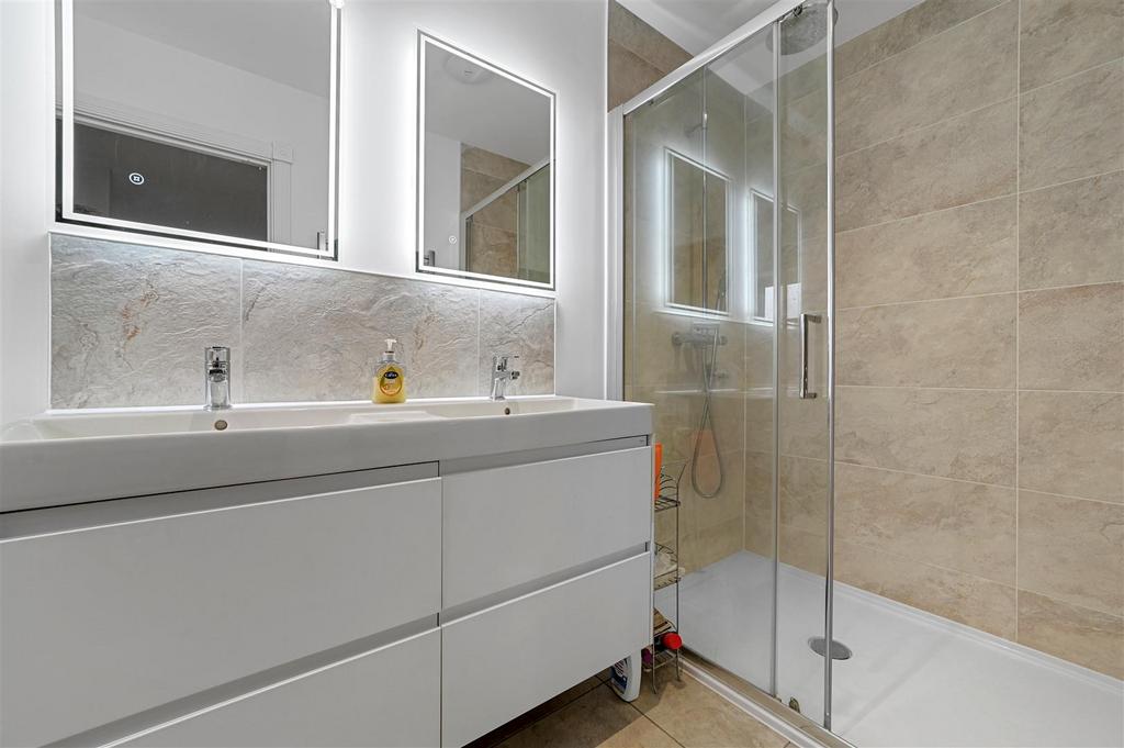 En suite to bedroom one