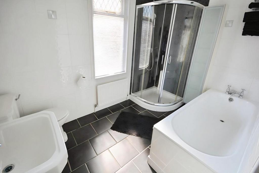 2e7ca0ac-Bathroom.jpg