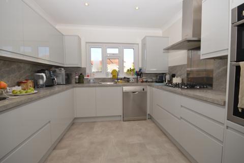 1 bedroom in a house share to rent, Ashley Avenue, Ilford, IG6 2JF