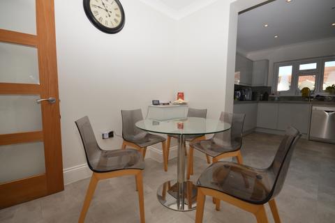 1 bedroom in a house share to rent, Ashley Avenue, Ilford, IG6 2JF