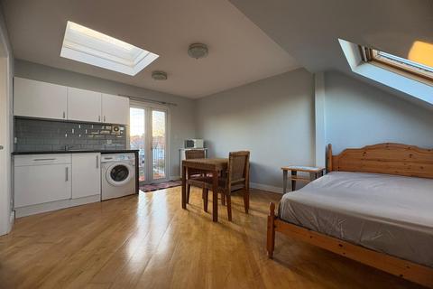 Studio to rent, Gunnersbury Gardens, London W3