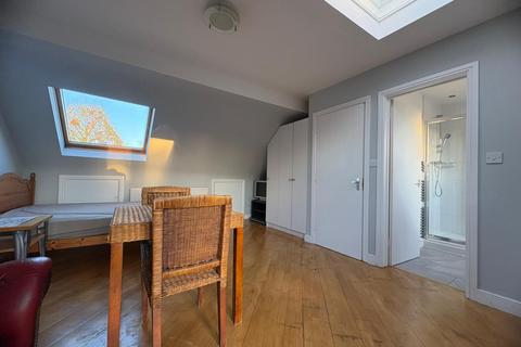 Studio to rent, Gunnersbury Gardens, London W3