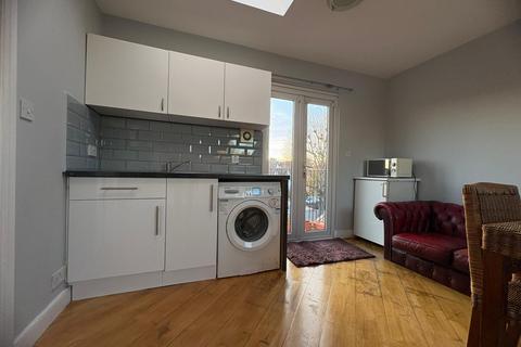 Studio to rent, Gunnersbury Gardens, London W3