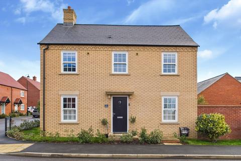 3 bedroom detached house for sale - Beverley Way, Towcester, NN12