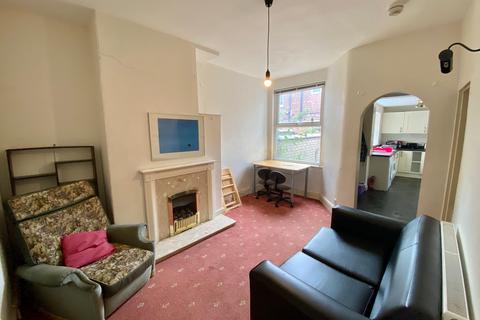 3 bedroom terraced house to rent, Heald Place, Manchester, M14