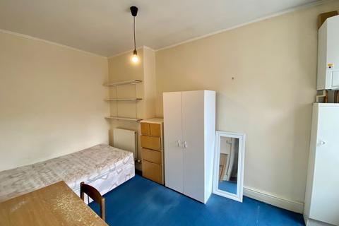 3 bedroom terraced house to rent, Heald Place, Manchester, M14