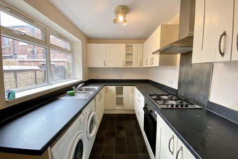 3 bedroom terraced house to rent, Heald Place, Manchester, M14