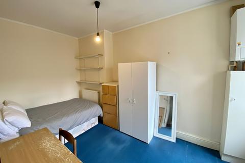 3 bedroom terraced house to rent, Heald Place, Manchester, M14
