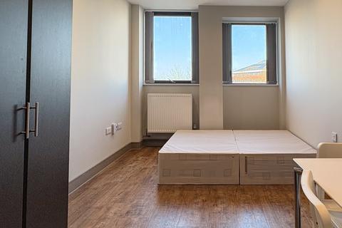 Studio to rent, Week Street