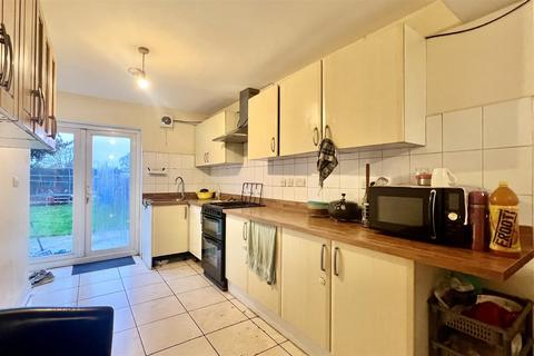 5 bedroom semi-detached house to rent, The Crossways, Heston TW5