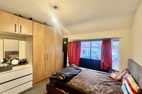 5 bedroom semi-detached house to rent, The Crossways, Heston TW5