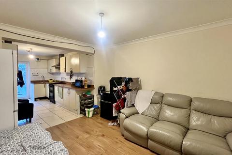 5 bedroom semi-detached house to rent, The Crossways, Heston TW5