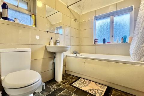 5 bedroom semi-detached house to rent, The Crossways, Heston TW5