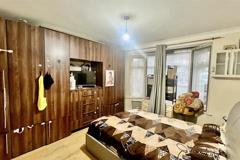 5 bedroom semi-detached house to rent, The Crossways, Heston TW5