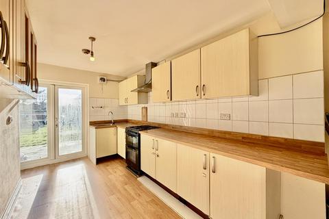5 bedroom semi-detached house to rent, The Crossways, Heston TW5