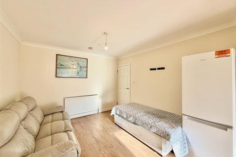 5 bedroom semi-detached house to rent, The Crossways, Heston TW5