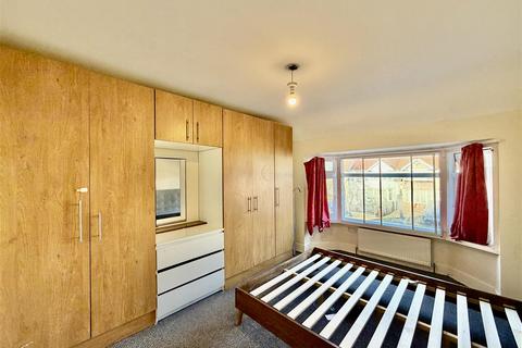 5 bedroom semi-detached house to rent, The Crossways, Heston TW5