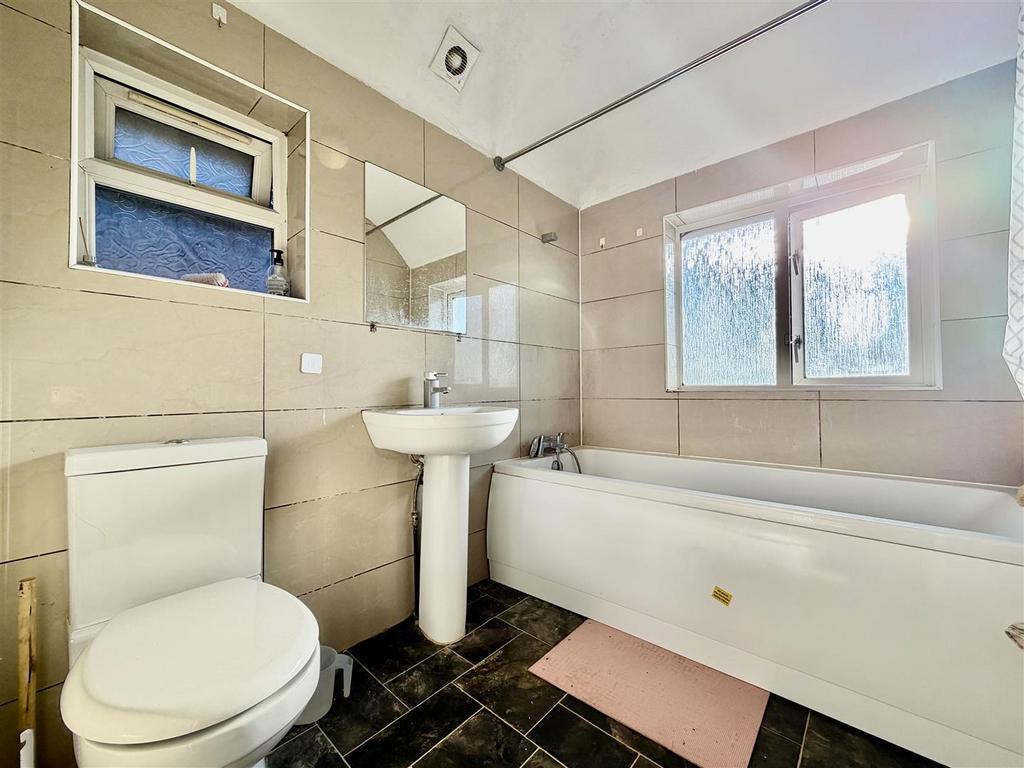 Family Bathroom./ WC
