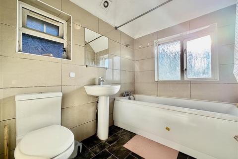 5 bedroom semi-detached house to rent, The Crossways, Heston TW5