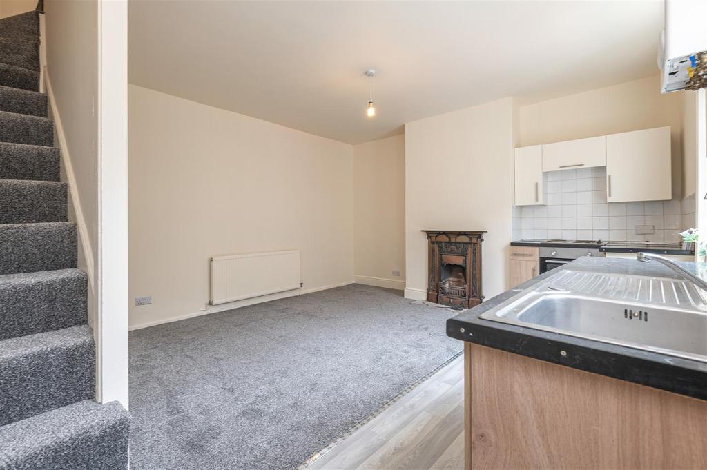04 - 18 Claremont Street HX6 2 PD.jpg
