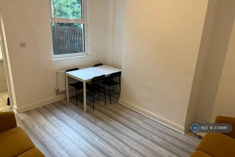 4 bedroom terraced house to rent, Coronation Street, Salford, M5