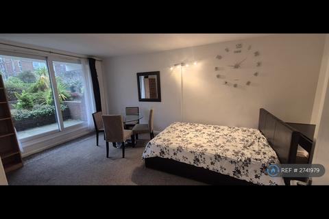 Studio to rent, Vanbrugh Court, London, SE11