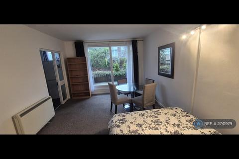 Studio to rent, Vanbrugh Court, London, SE11