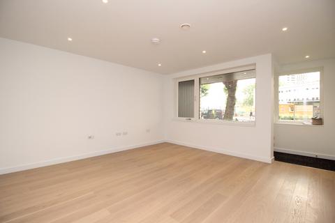3 bedroom flat to rent, Heygate Street, London, SE17