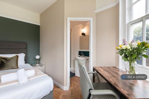 1 bedroom in a house share to rent, Broadwater Road, London, SW17