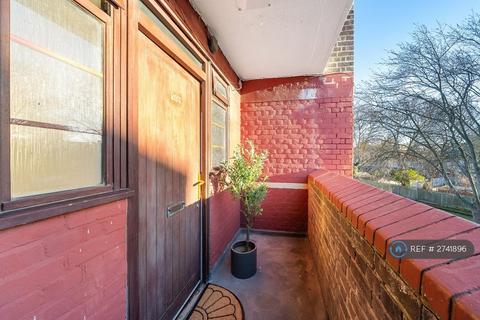 4 bedroom flat to rent, Poynders Gardens, London, SW4